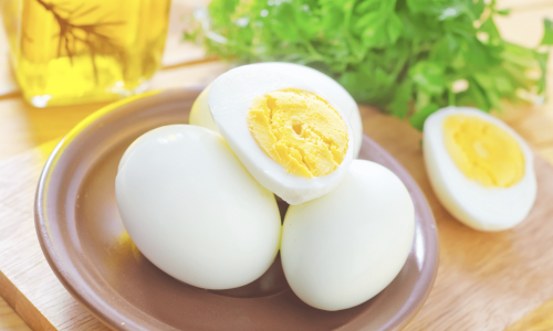huevos blancos en formato huevo duro en un plato